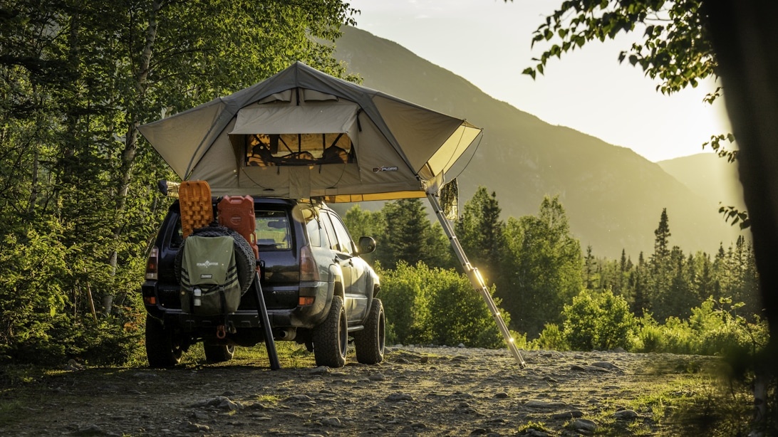 Dusj i campingvogn omgjort til oppbevaringsplass med hyller og organiseringskurver.